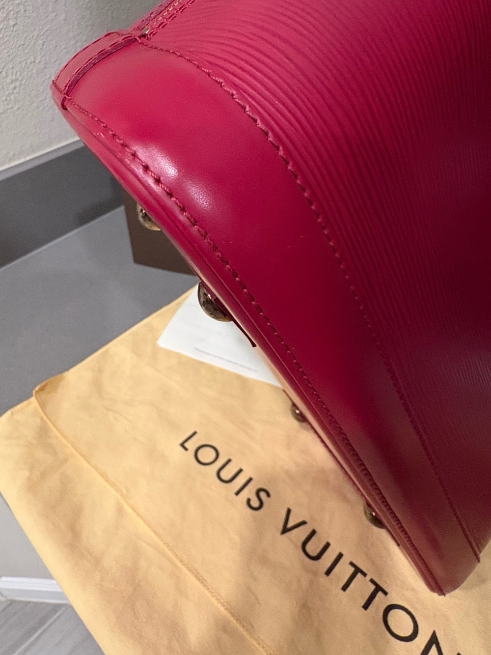Louis Vuitton Alma PM Epi Fuchsia Satchel Top Handle Bag - Excellent condition - Picture 14 of 16